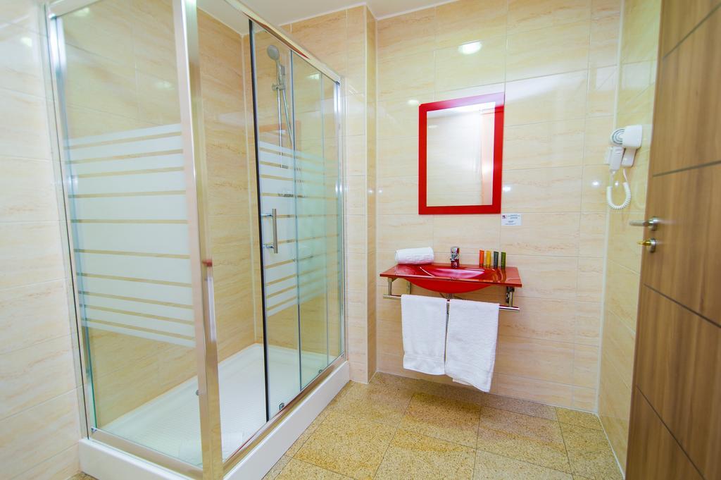 Hotel Dbh Bucarest Extérieur photo