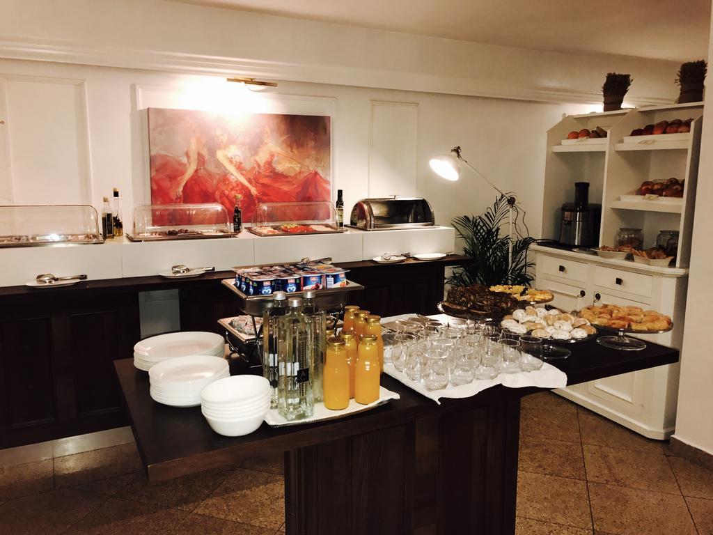 Hotel Dbh Bucarest Extérieur photo