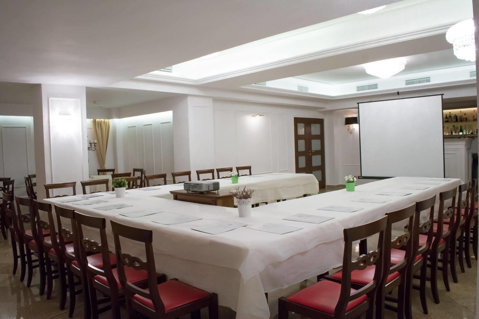 Hotel Dbh Bucarest Extérieur photo