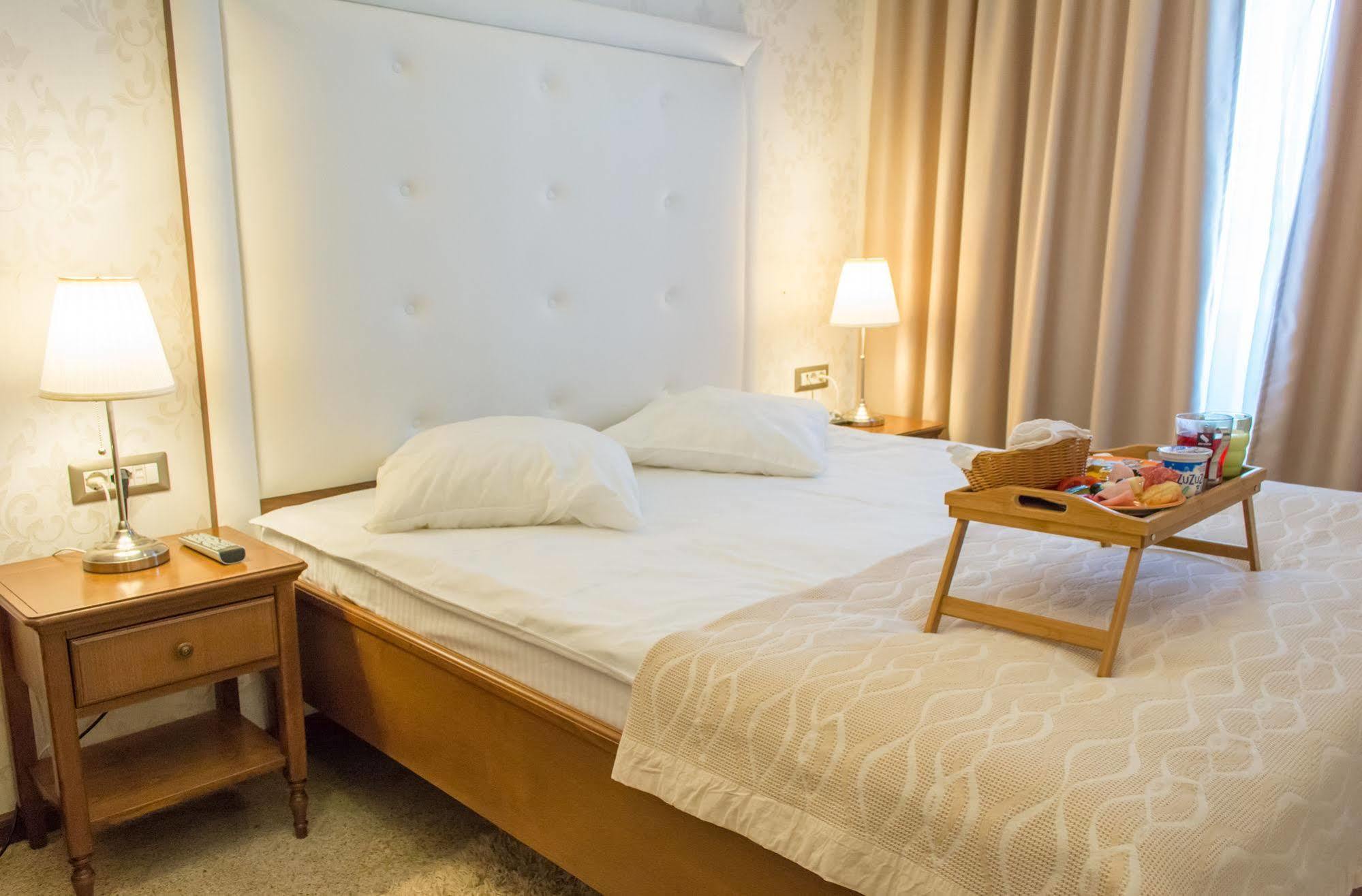 Hotel Dbh Bucarest Extérieur photo