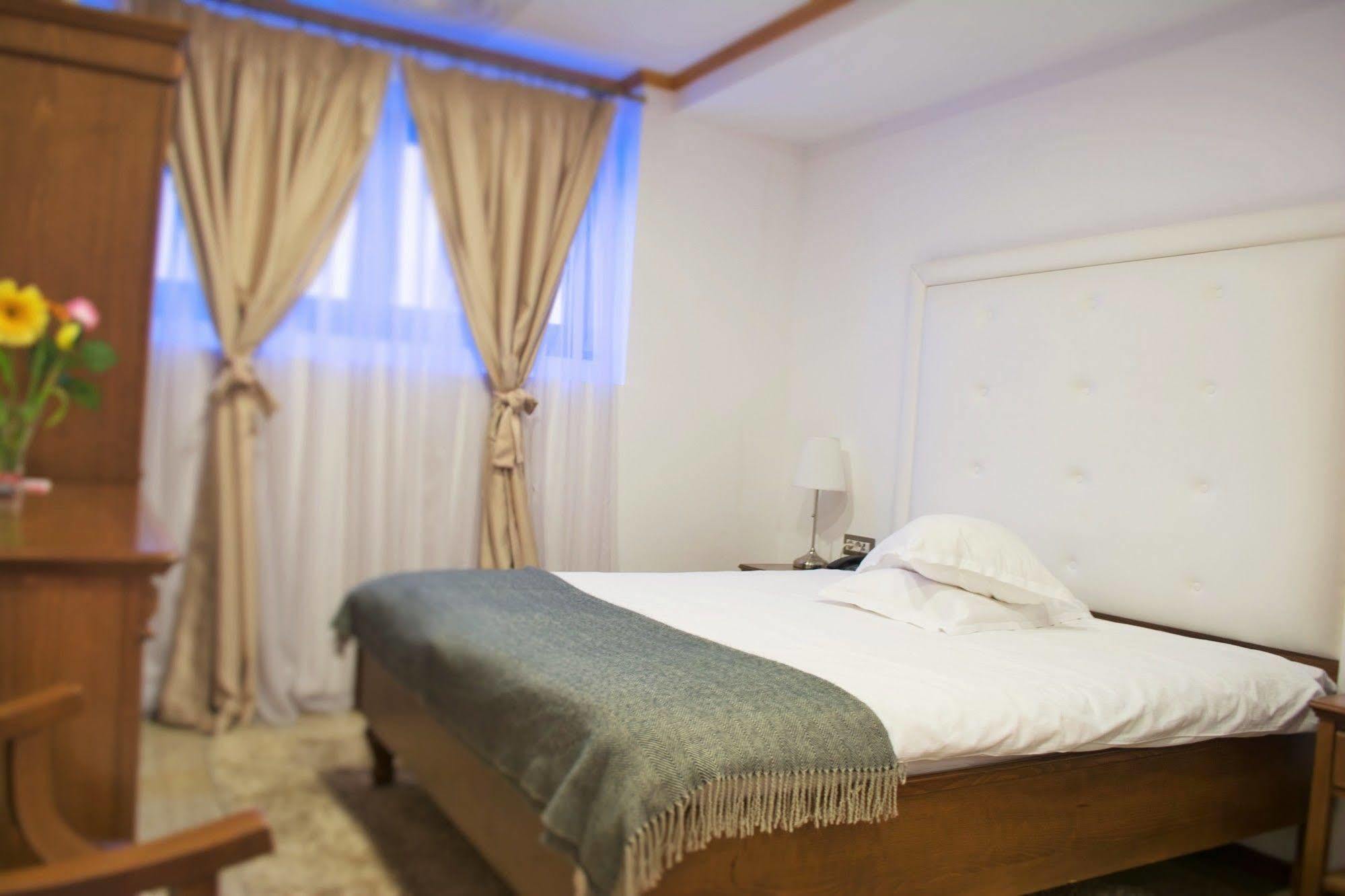 Hotel Dbh Bucarest Extérieur photo
