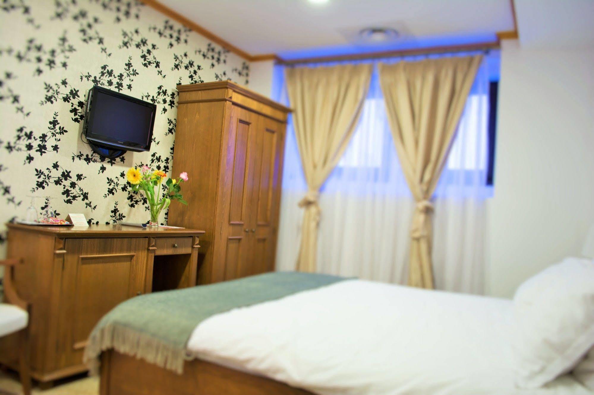 Hotel Dbh Bucarest Extérieur photo