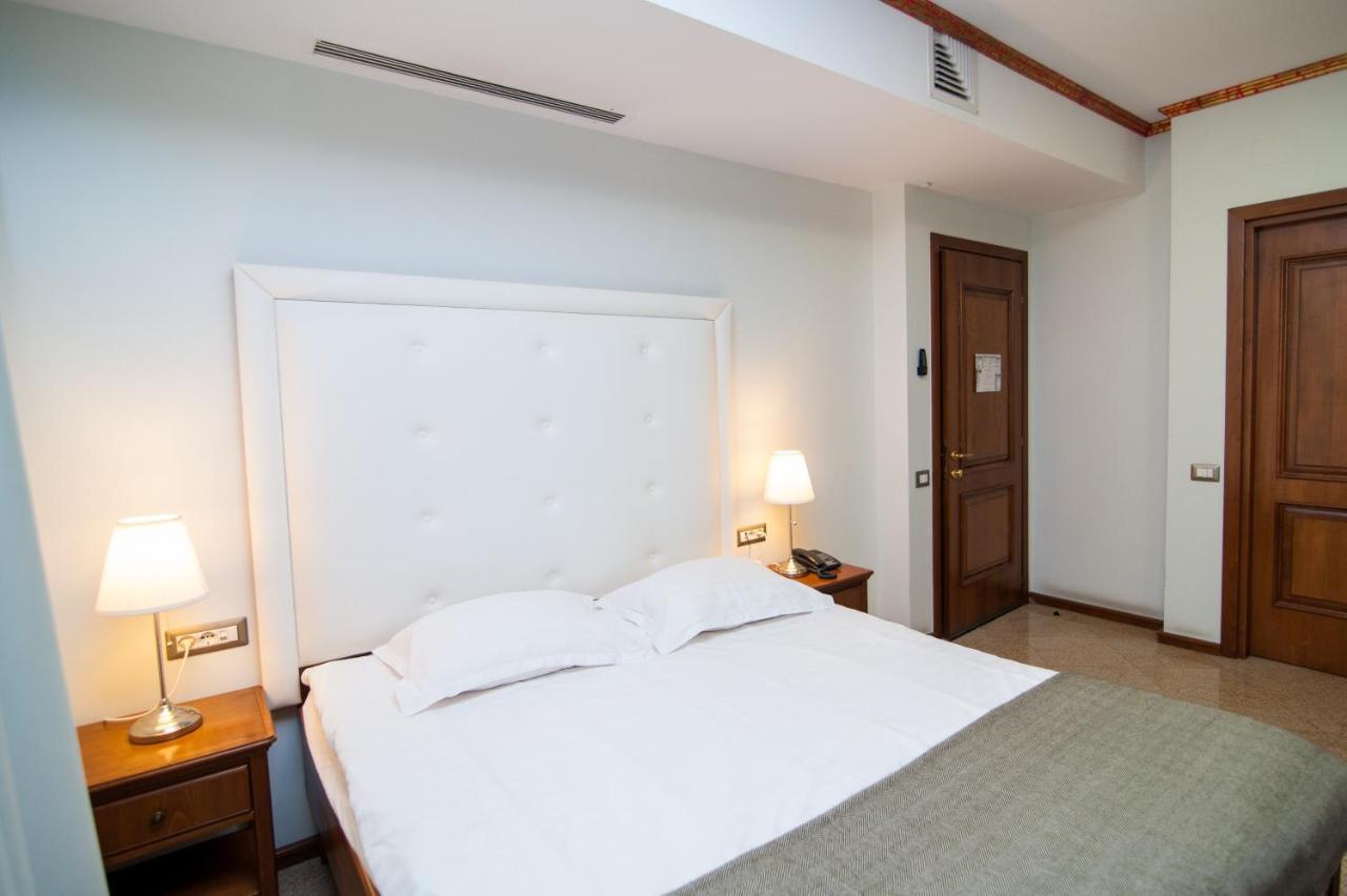 Hotel Dbh Bucarest Extérieur photo
