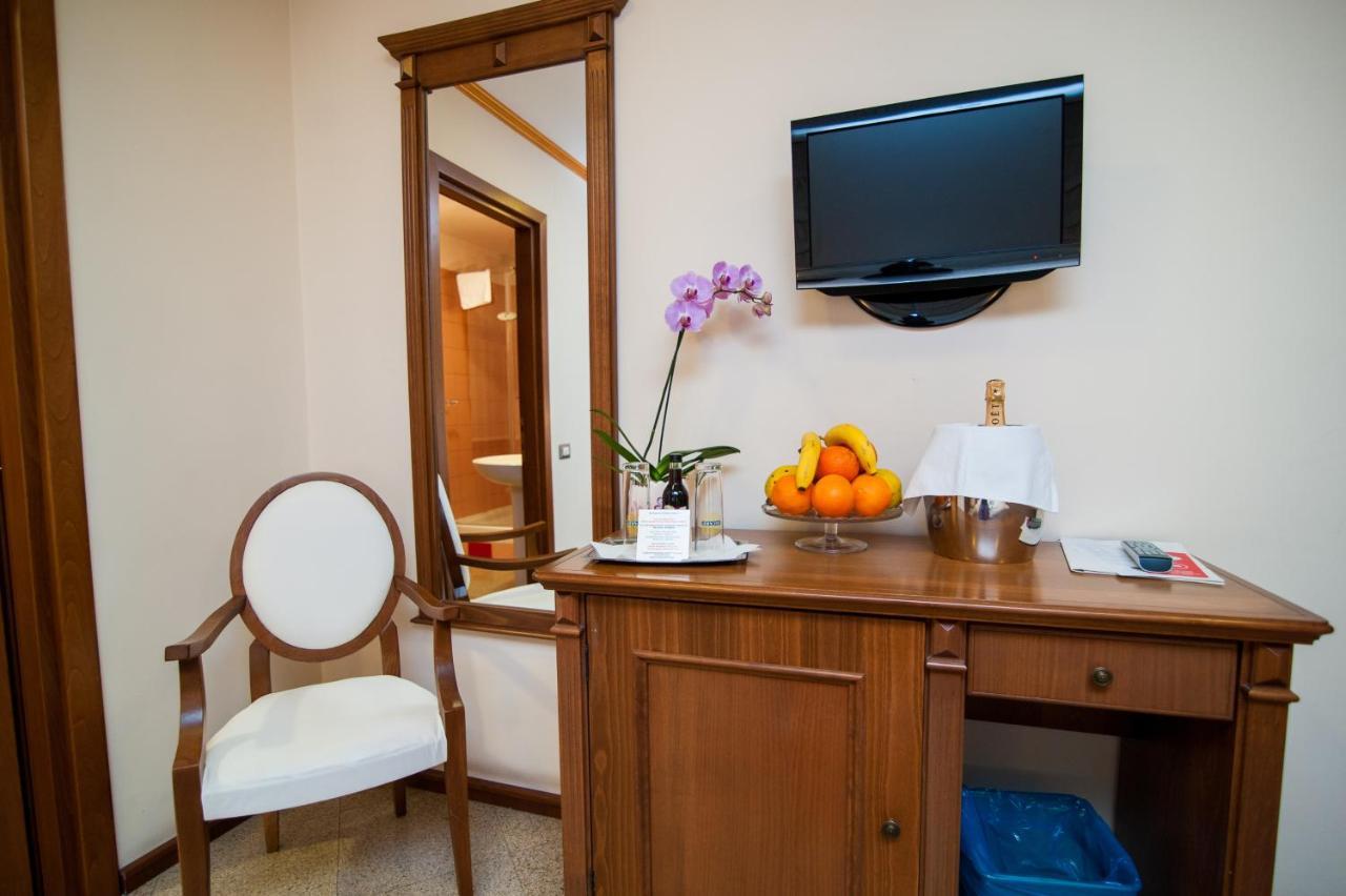 Hotel Dbh Bucarest Extérieur photo